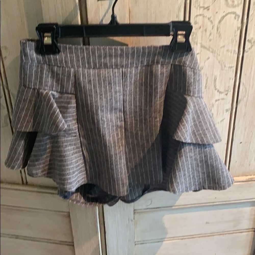 Essue Gray and White Striped Skort